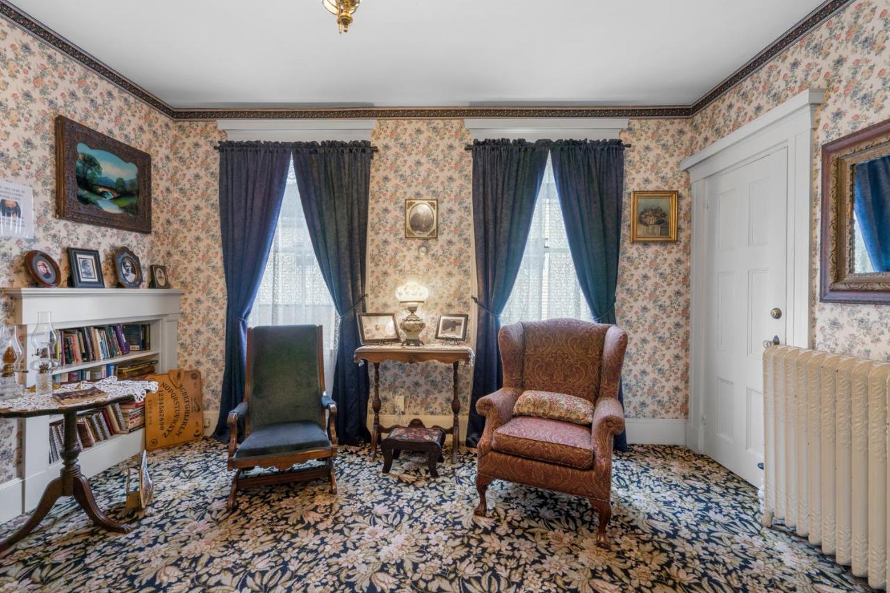 Lizzie Borden House Bed & Breakfast Fall River Exterior photo