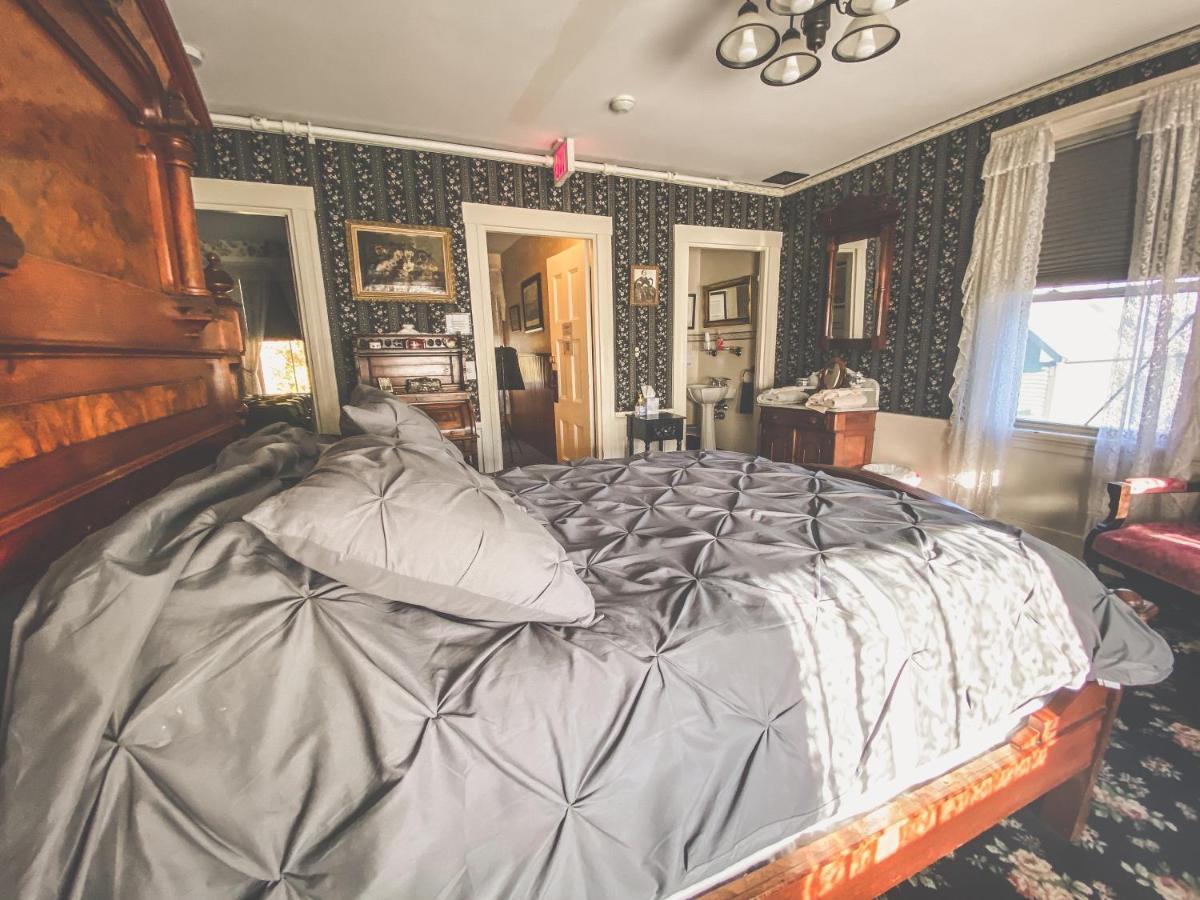 Lizzie Borden House Bed & Breakfast Fall River Exterior photo
