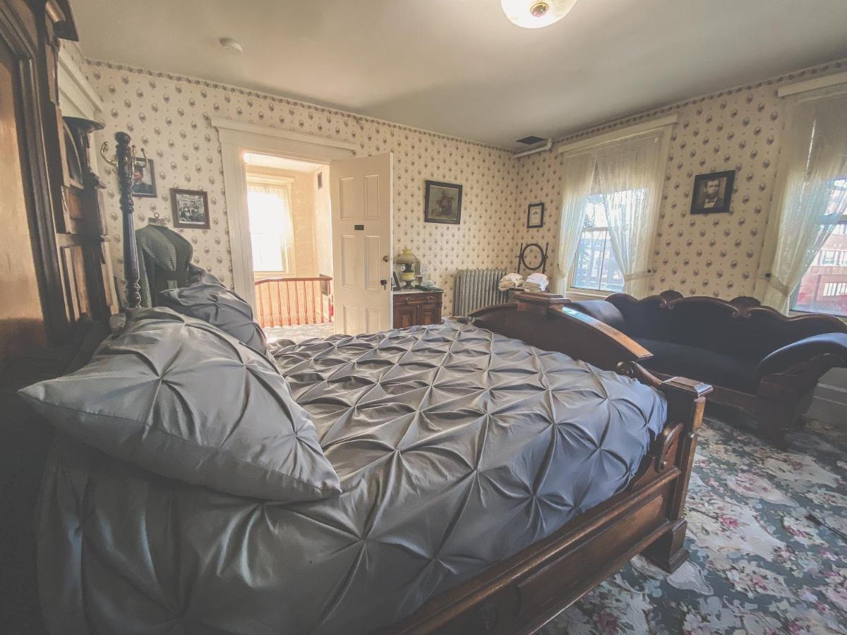 Lizzie Borden House Bed & Breakfast Fall River Exterior photo